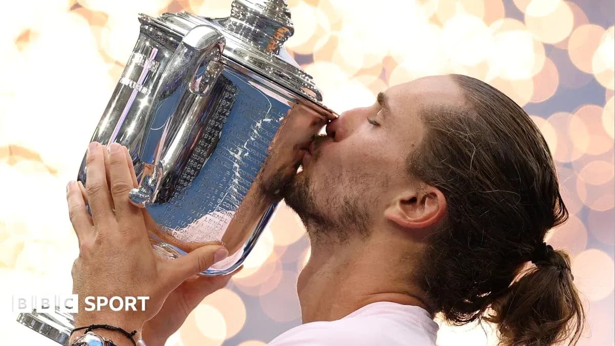 Jugador besando el trofeo de tenis tras la victoria Jugador besando el trofeo de tenis tras la victoria