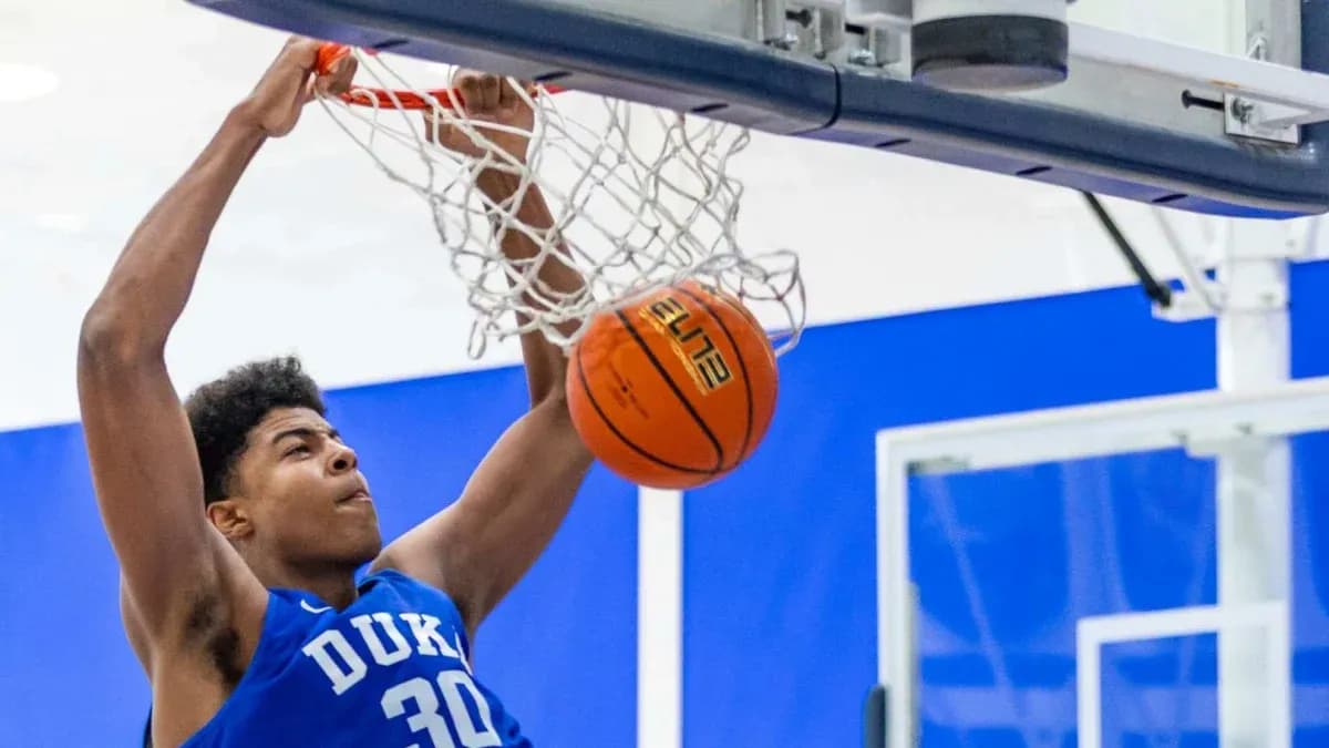 Jugador de baloncesto de Duke realizando un mate Jugador de baloncesto de Duke realizando un mate