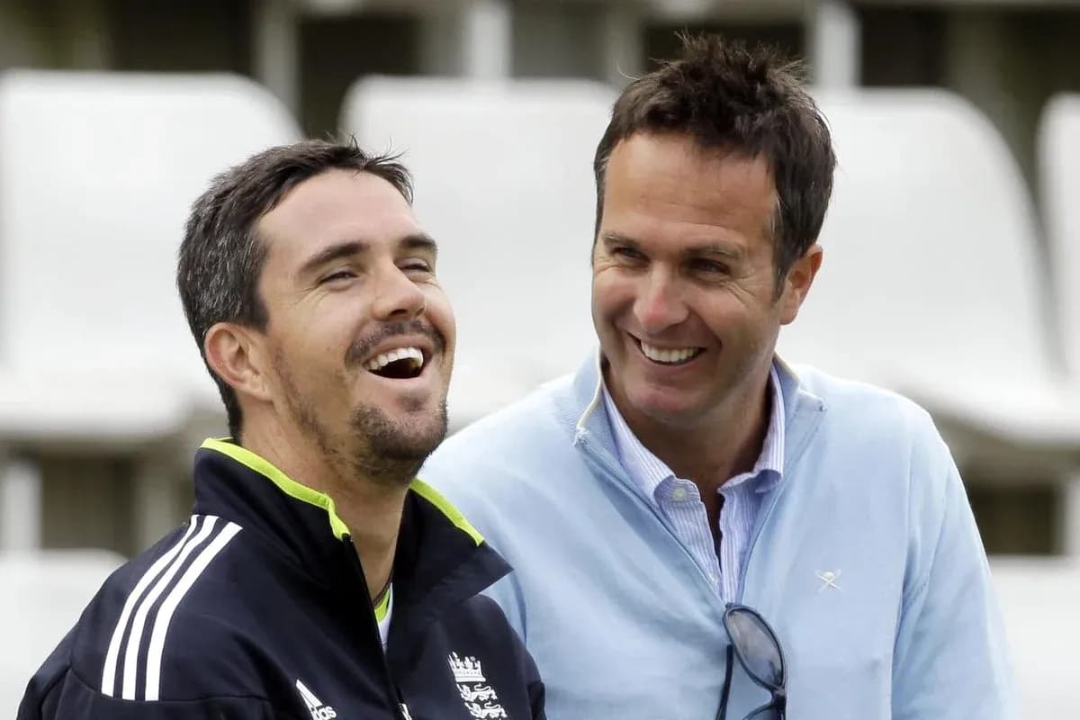 Dos hombres sonriendo en un campo de cricket Dos hombres sonriendo en un campo de cricket