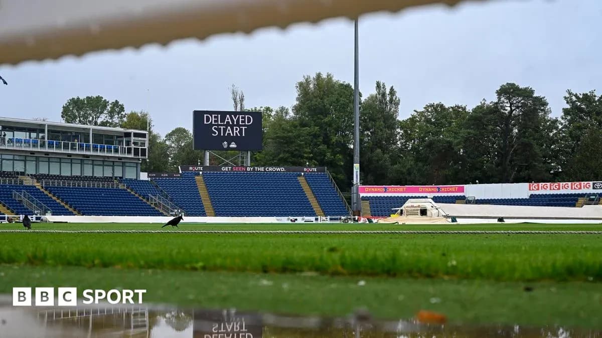 Pantalla muestra 'INICIO RETRASADO' en el estadio Pantalla muestra 'INICIO RETRASADO' en el estadio