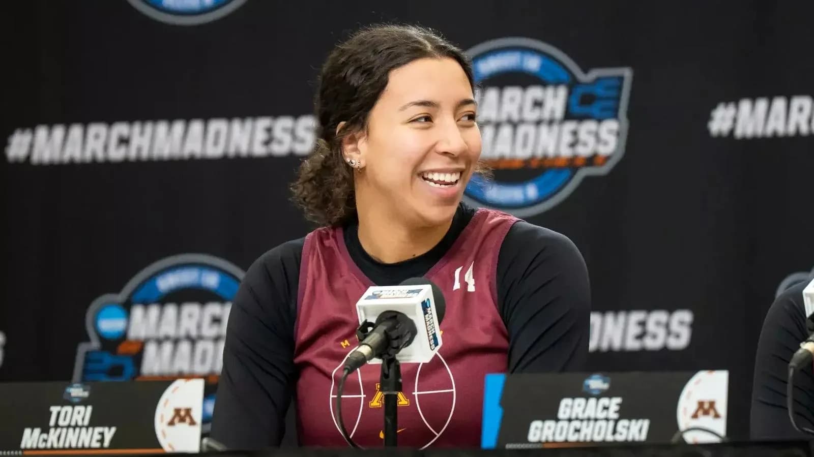 Tori McKinney en conferencia de prensa de March Madness Tori McKinney en conferencia de prensa de March Madness