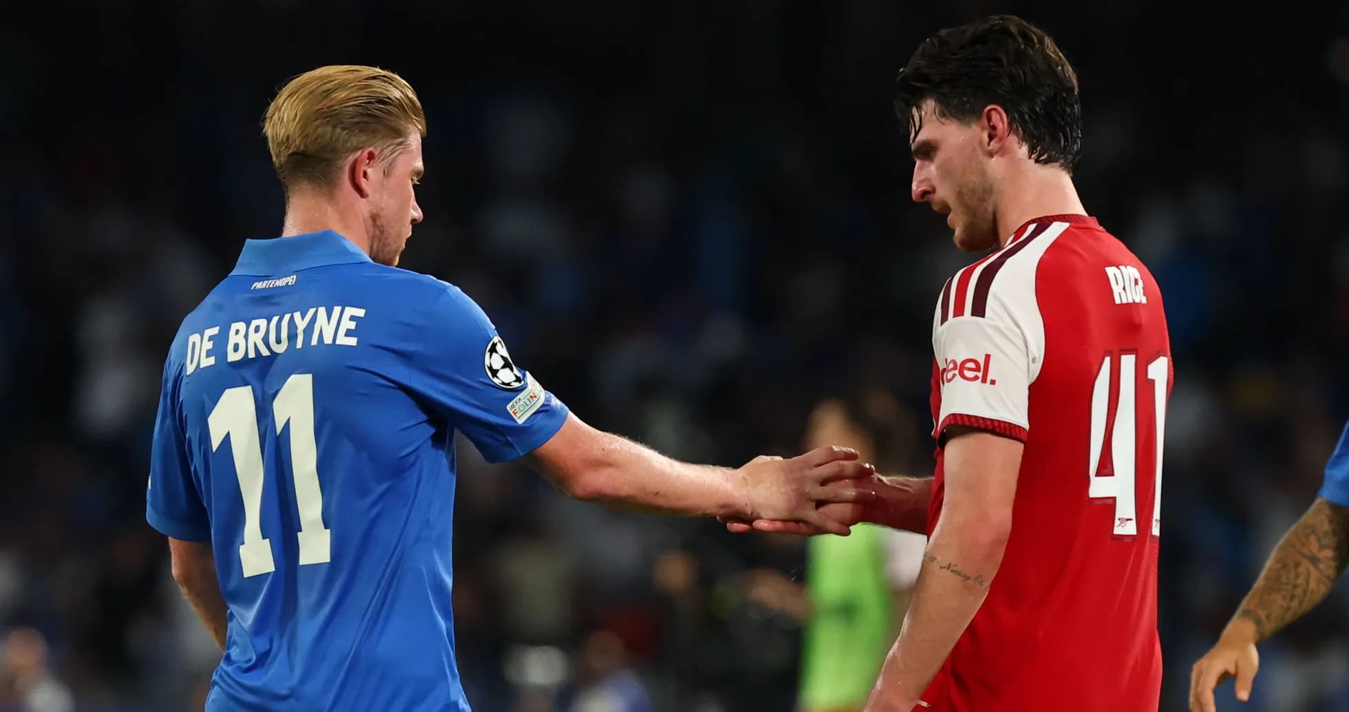 De Bruyne y Rice estrechando manos en el campo De Bruyne y Rice estrechando manos en el campo