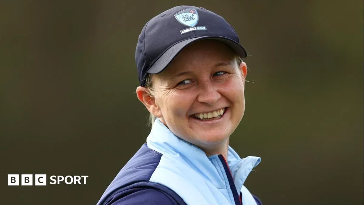 Mujer sonriendo con gorra de cricket en campo Mujer sonriendo con gorra de cricket en campo