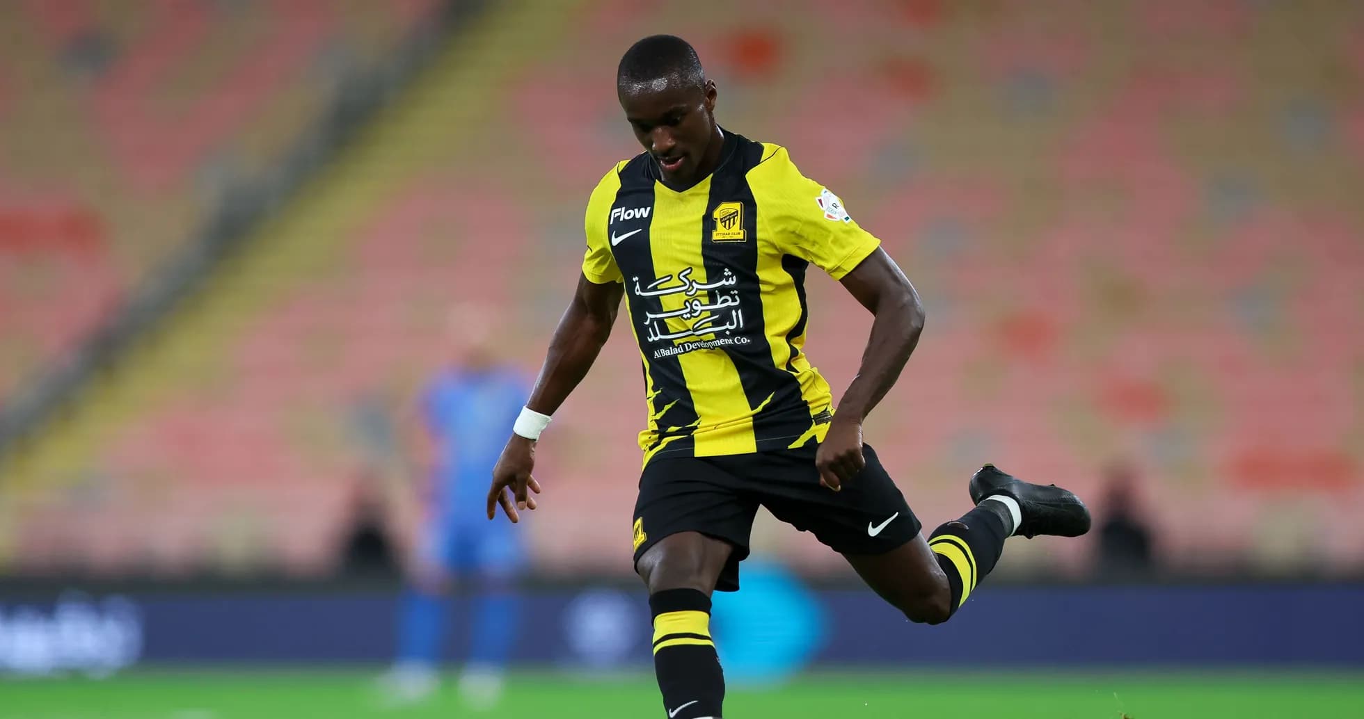 Jugador de Al-Ittihad realizando un pase en el campo Jugador de Al-Ittihad realizando un pase en el campo