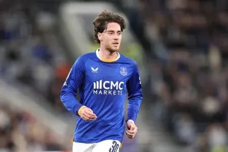 Jugador corriendo en el campo con camiseta azul Jugador corriendo en el campo con camiseta azul