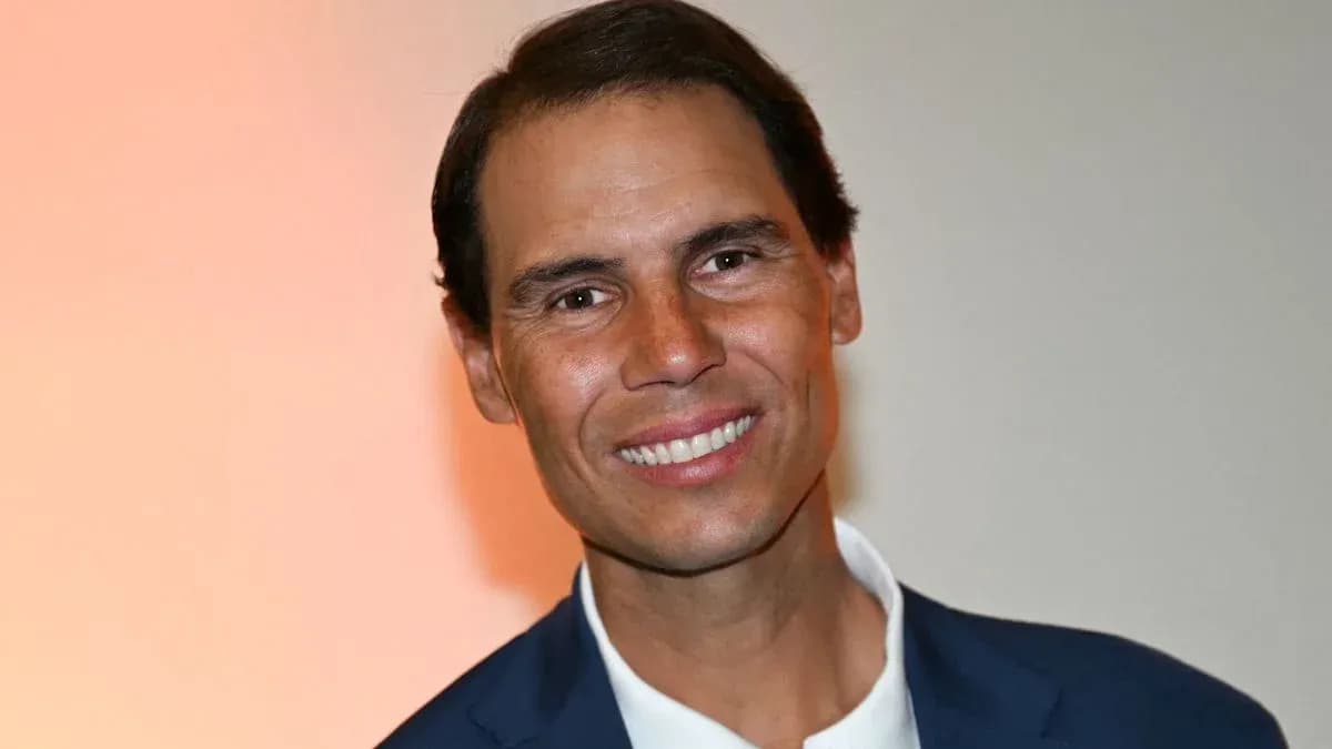 Rafael Nadal sonriendo en un evento Rafael Nadal sonriendo en un evento