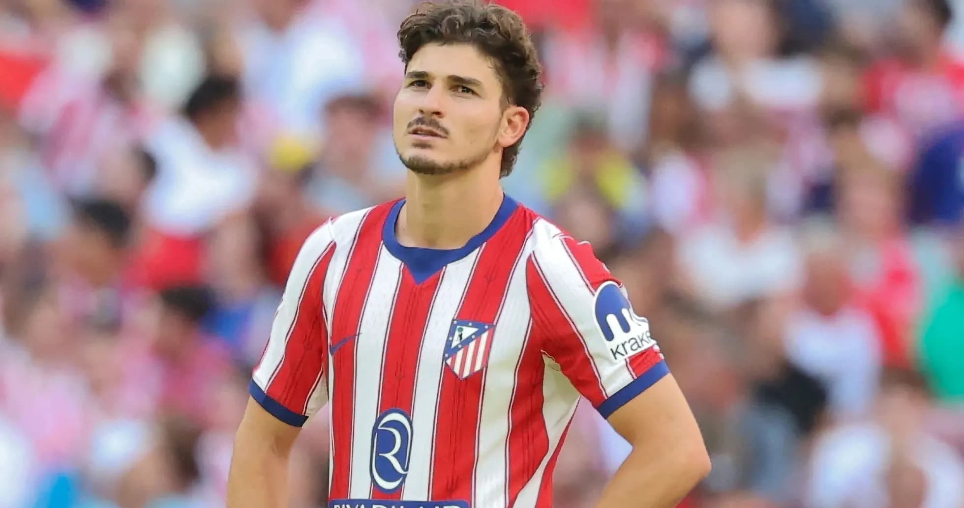Jugador de Atlético de Madrid mirando al campo Jugador de Atlético de Madrid mirando al campo