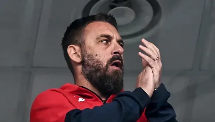 Hombre aplaudiendo en un evento deportivo Hombre aplaudiendo en un evento deportivo