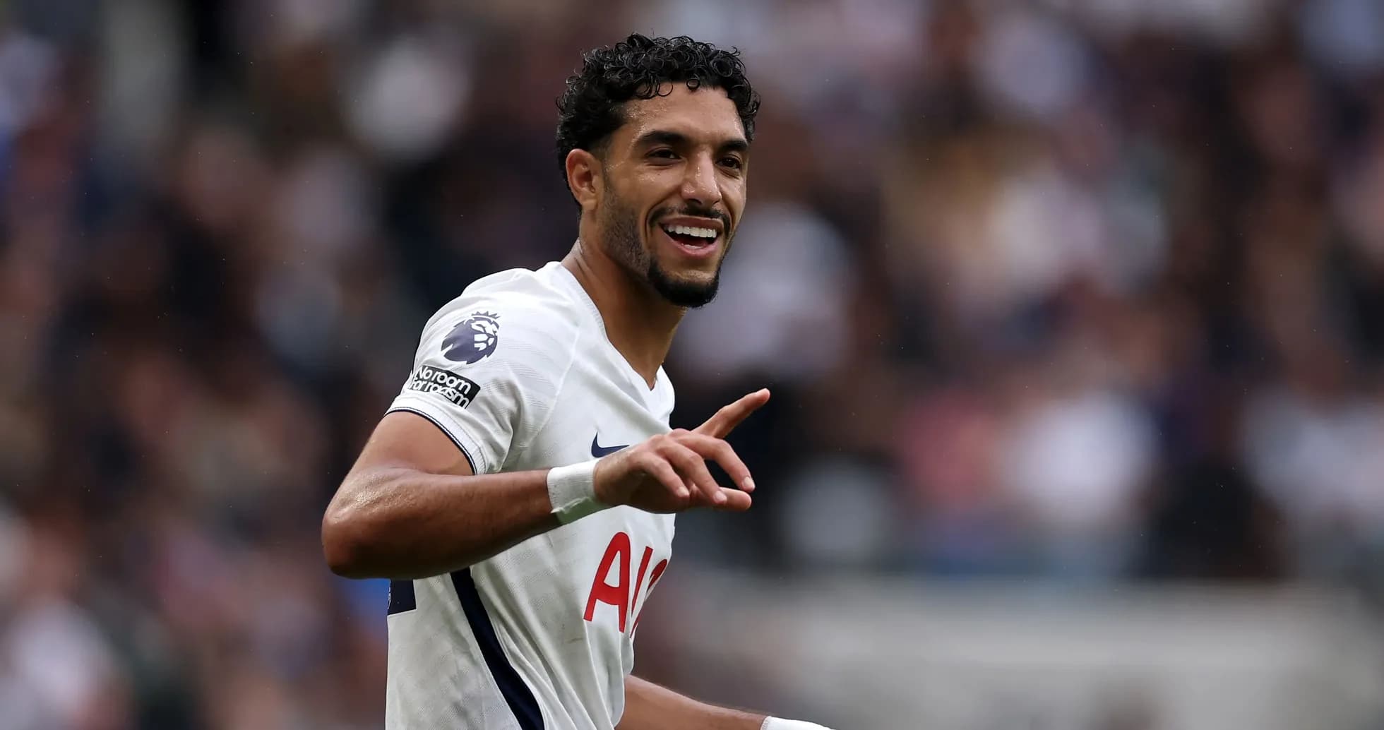Jugador de Tottenham celebrando con gesto positivo Jugador de Tottenham celebrando con gesto positivo