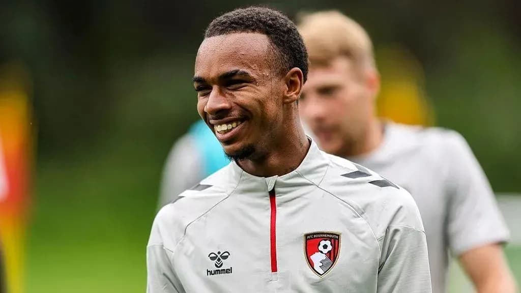 Jugador sonriendo durante entrenamiento con AFC Bournemouth Jugador sonriendo durante entrenamiento con AFC Bournemouth