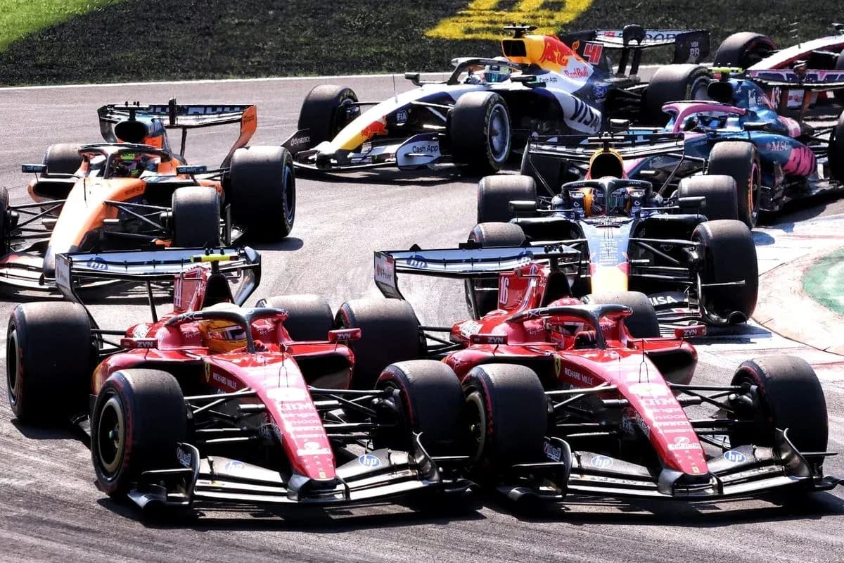 Varios coches de Fórmula 1 compitiendo en curva Varios coches de Fórmula 1 compitiendo en curva