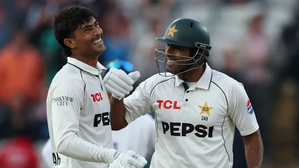 Jugadores de cricket de Pakistán celebrando juntos Jugadores de cricket de Pakistán celebrando juntos