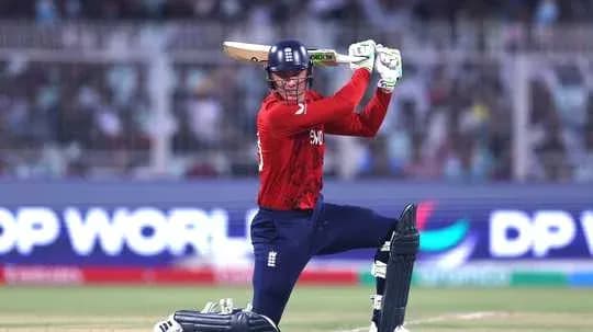 Bateador de Inglaterra golpeando la pelota en partido Bateador de Inglaterra golpeando la pelota en partido