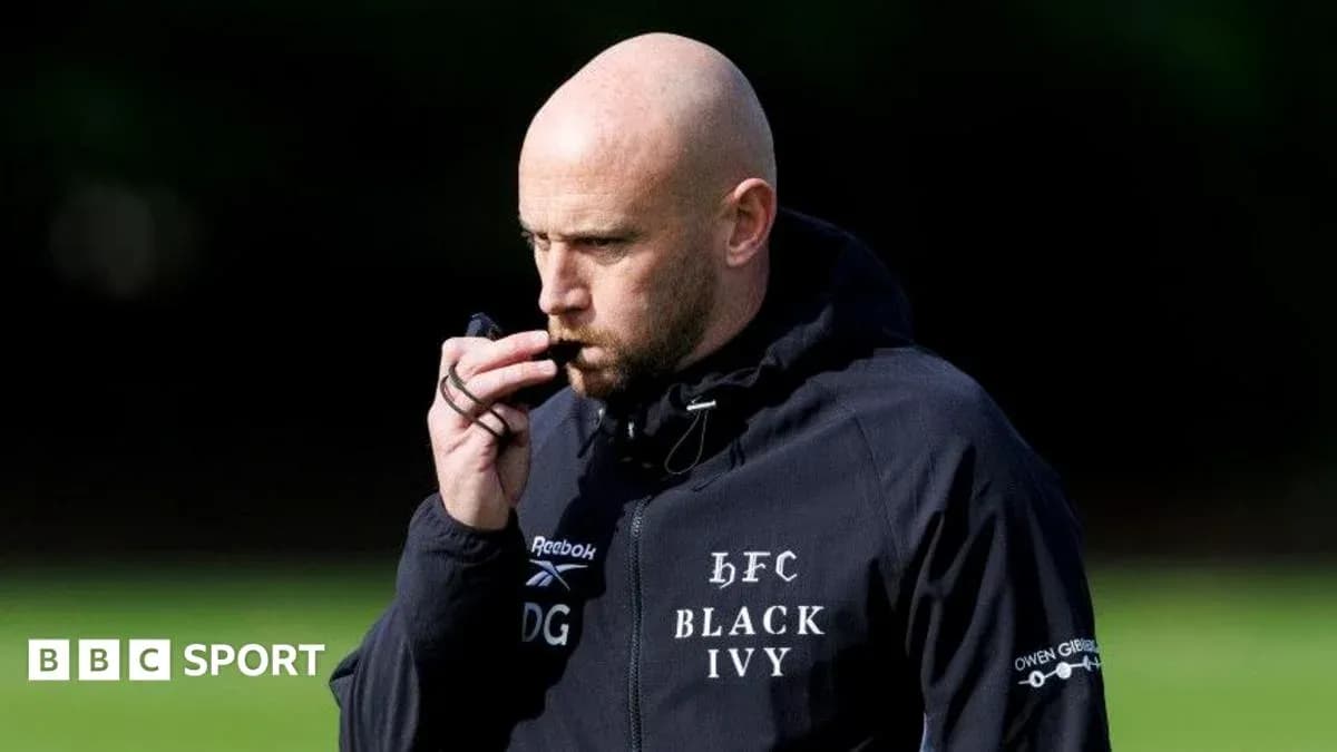 Entrenador soplando un silbato durante el entrenamiento Entrenador soplando un silbato durante el entrenamiento