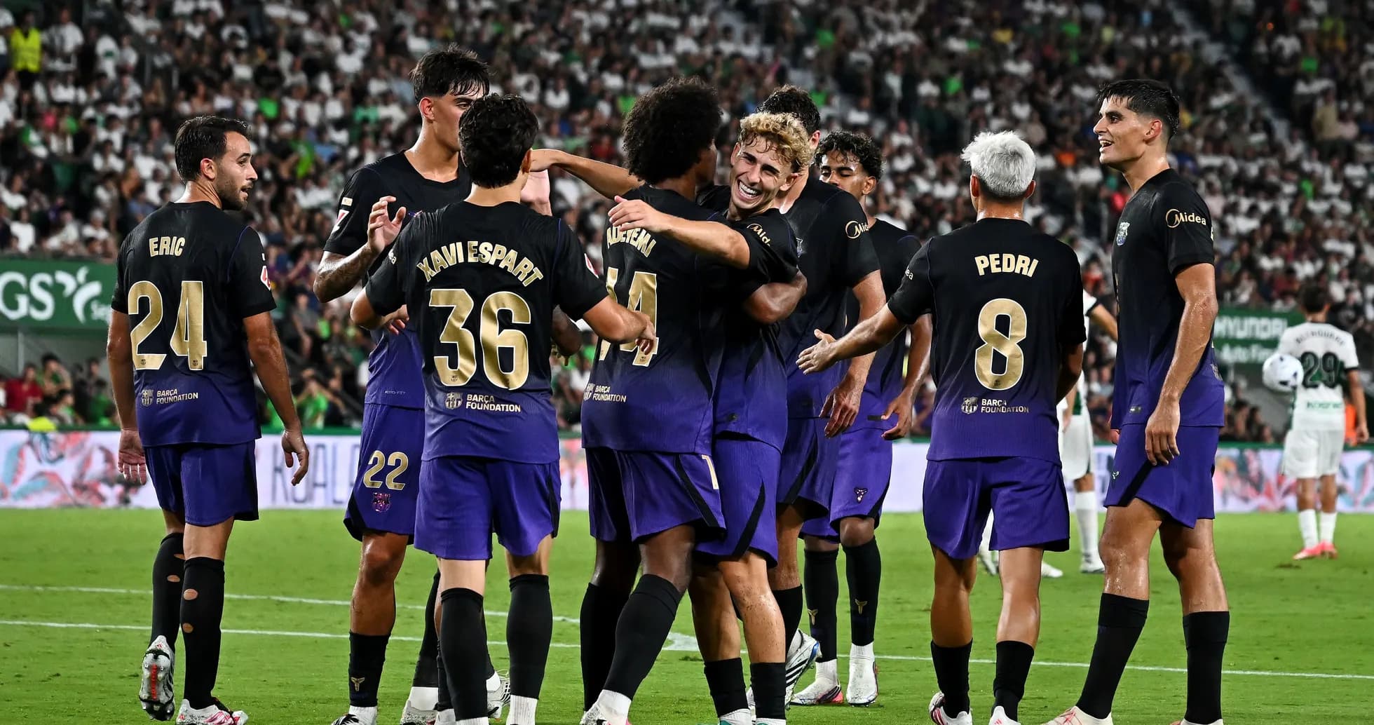 Jugadores del equipo celebrando un gol en el partido Jugadores del equipo celebrando un gol en el partido