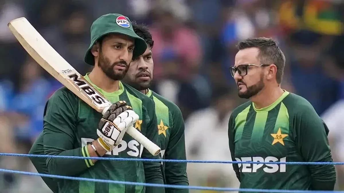 Jugadores de cricket de Pakistán en conversación estratégica Jugadores de cricket de Pakistán en conversación estratégica