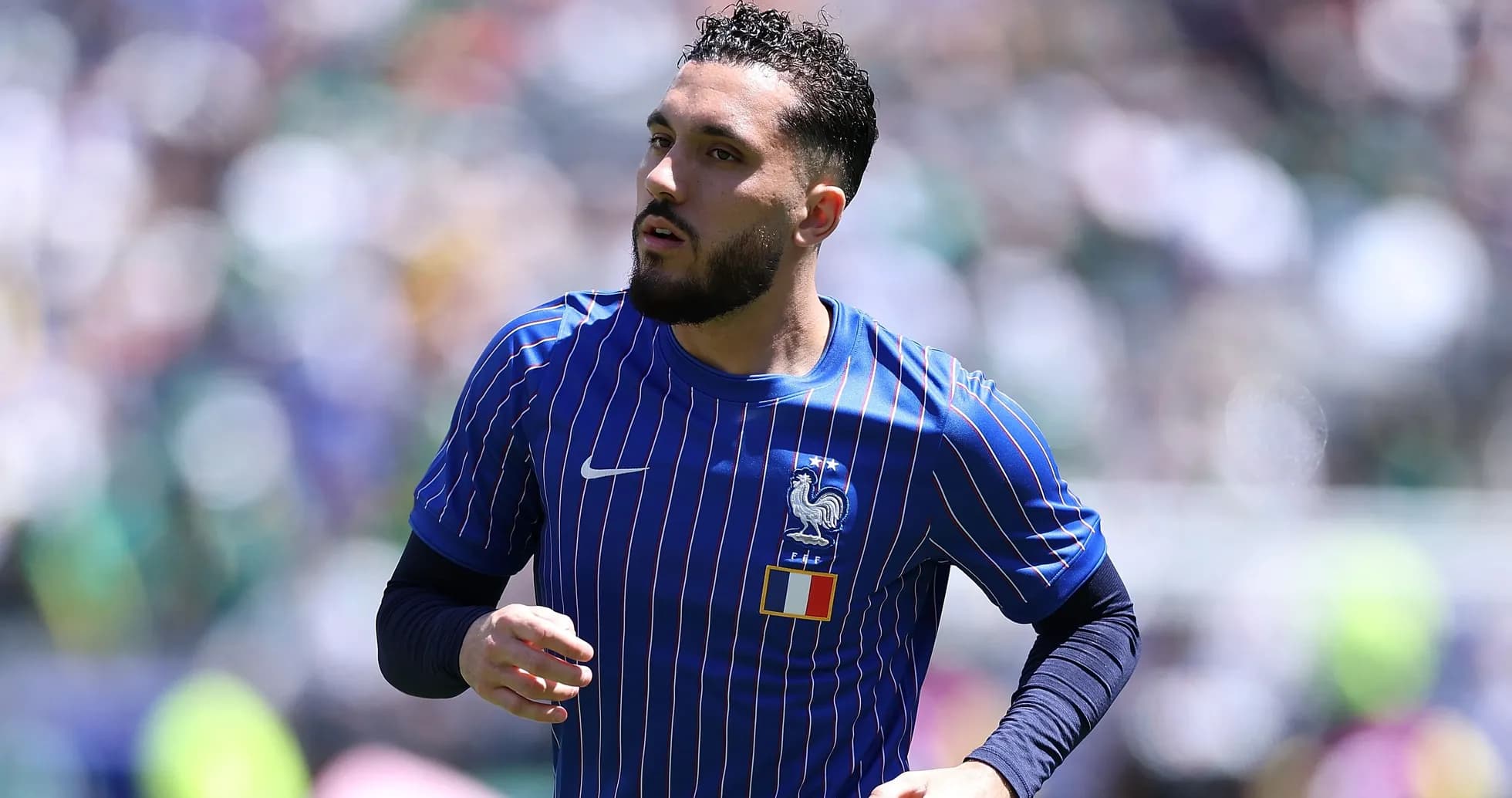 Jugador de Francia corriendo en el campo de juego Jugador de Francia corriendo en el campo de juego
