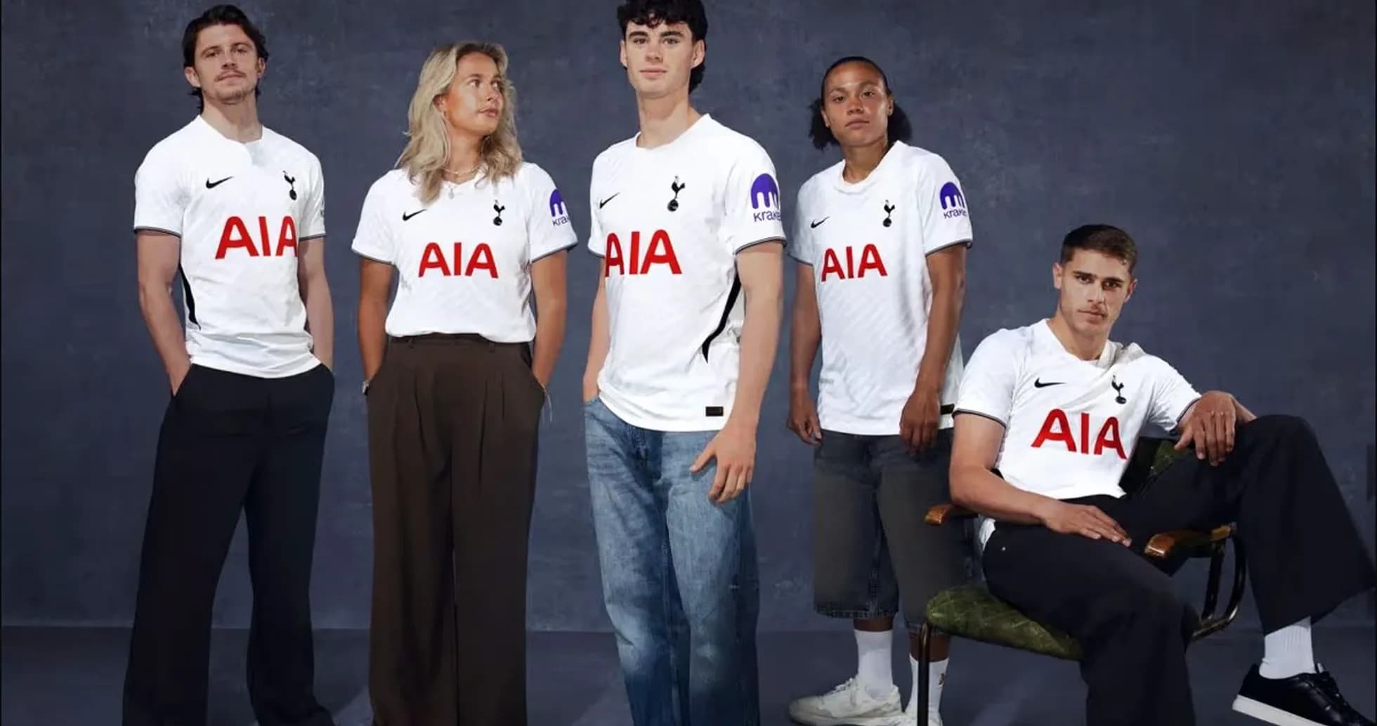 Cinco modelos vistiendo camisetas de Tottenham Cinco modelos vistiendo camisetas de Tottenham