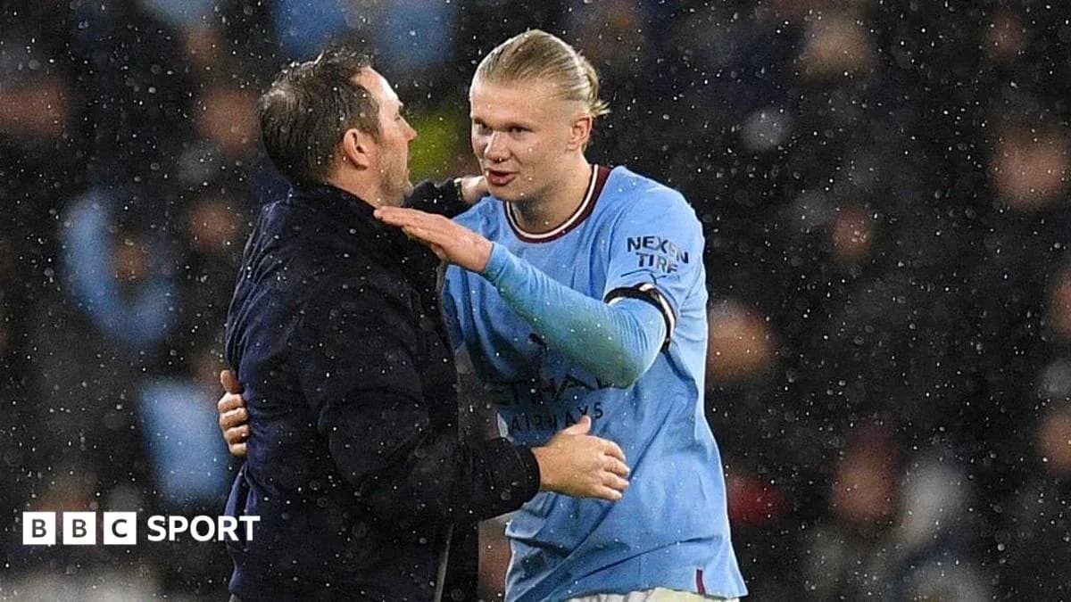 Jugador de Manchester City hablando con entrenador en lluvia Jugador de Manchester City hablando con entrenador en lluvia
