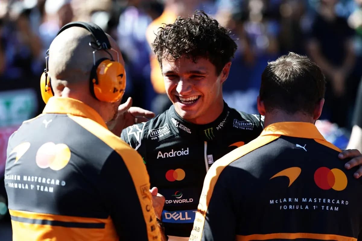 Lando Norris celebrando con el equipo de McLaren Lando Norris celebrando con el equipo de McLaren