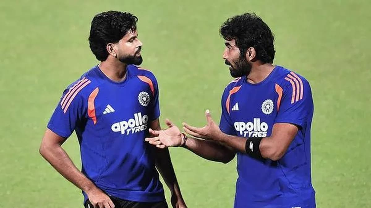 Dos jugadores conversando durante una sesión de entrenamiento Dos jugadores conversando durante una sesión de entrenamiento
