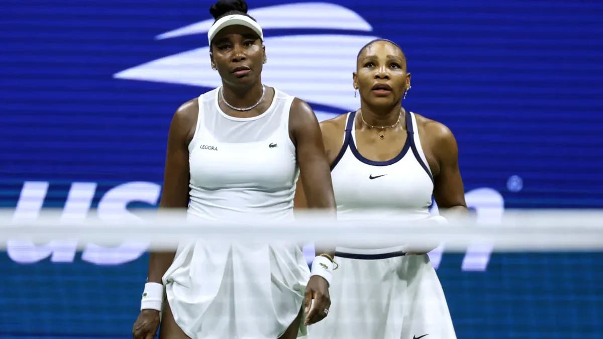 Venus y Serena Williams en la cancha de tenis Venus y Serena Williams en la cancha de tenis