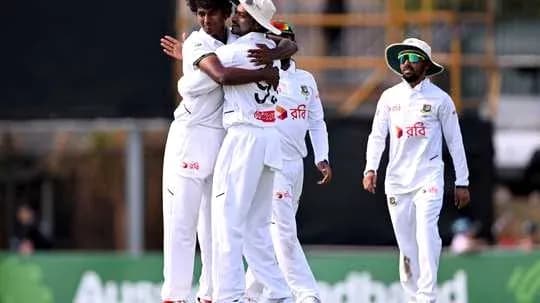 Jugadores de cricket celebrando una wicket en el campo Jugadores de cricket celebrando una wicket en el campo