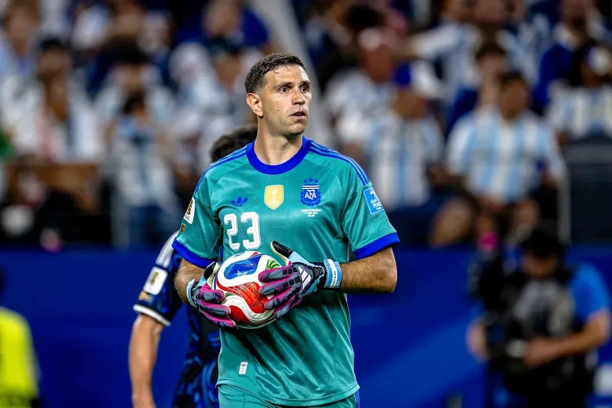 Portero argentino sosteniendo un balón en el campo Portero argentino sosteniendo un balón en el campo