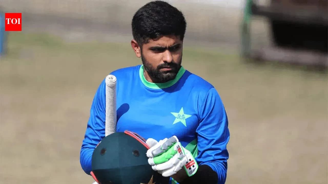 Jugador de cricket en entrenamiento sosteniendo un bate Jugador de cricket en entrenamiento sosteniendo un bate