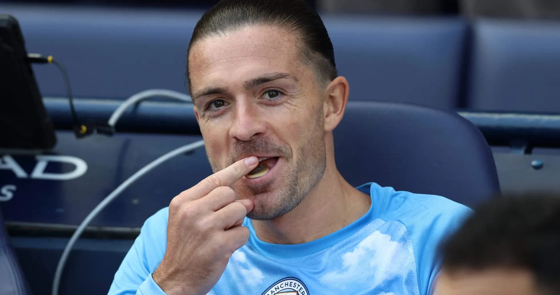 Jugador comiendo en el banquillo de Manchester City Jugador comiendo en el banquillo de Manchester City