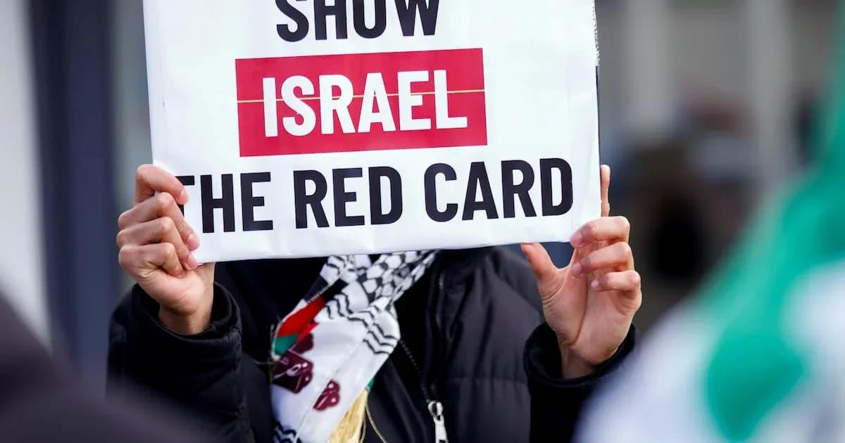 Persona sosteniendo un cartel que dice 'SHOW ISRAEL THE RED CARD' Persona sosteniendo un cartel que dice 'SHOW ISRAEL THE RED CARD'