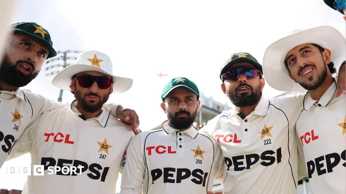 Jugadores de críquet de Pakistán posando juntos Jugadores de críquet de Pakistán posando juntos