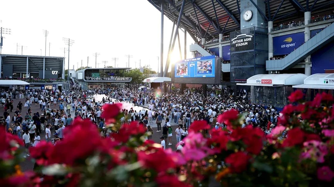 Multitud de personas en el US Open frente al estadio Multitud de personas en el US Open frente al estadio