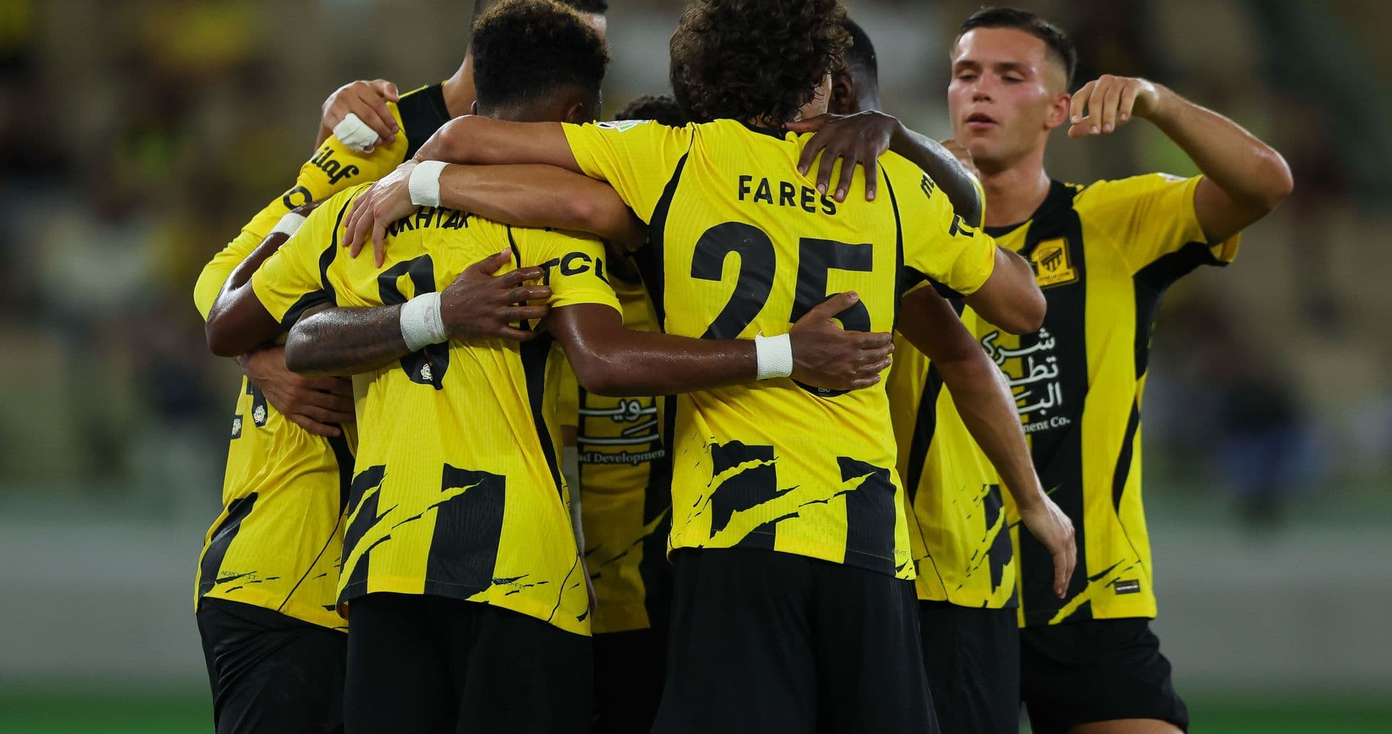 Jugadores del equipo celebrando un gol juntos Jugadores del equipo celebrando un gol juntos