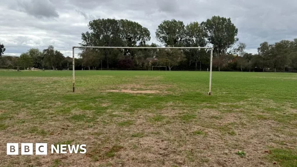 Portería vacía en un campo de fútbol Portería vacía en un campo de fútbol