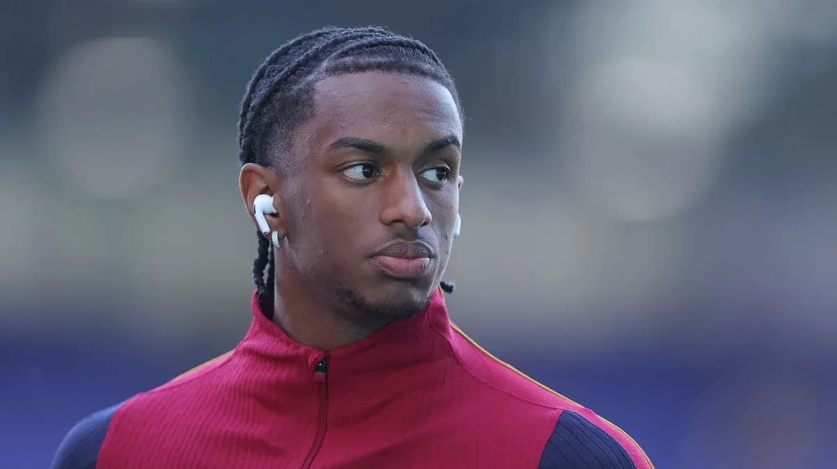 Jugador con auriculares en chaqueta roja Jugador con auriculares en chaqueta roja
