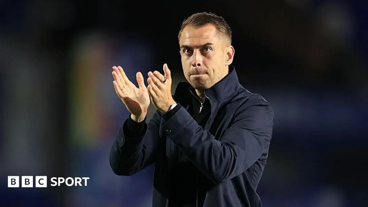 Entrenador aplaudiendo desde la banda del campo Entrenador aplaudiendo desde la banda del campo