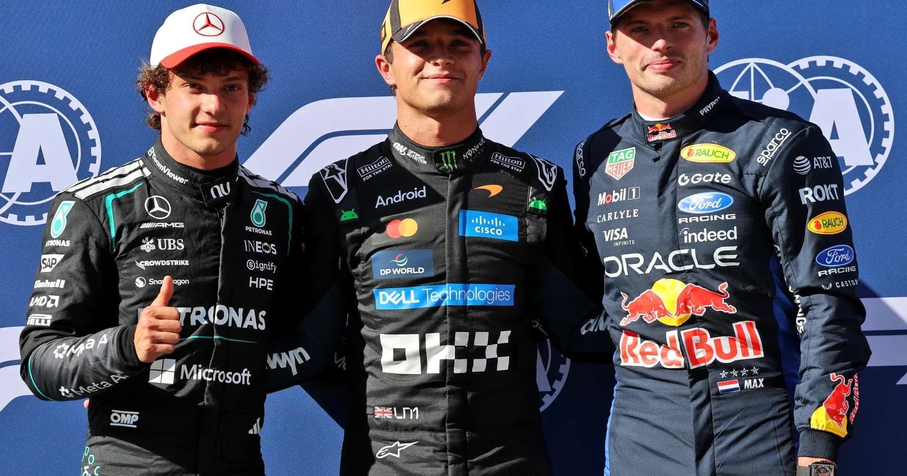 Tres pilotos de Fórmula 1 en ceremonia de podio Tres pilotos de Fórmula 1 en ceremonia de podio