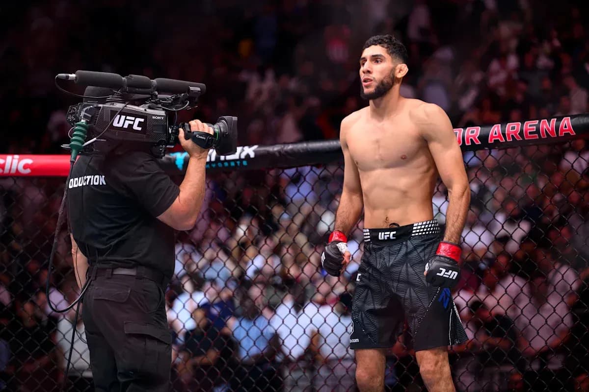 Luchador en la jaula de UFC antes de pelear Luchador en la jaula de UFC antes de pelear