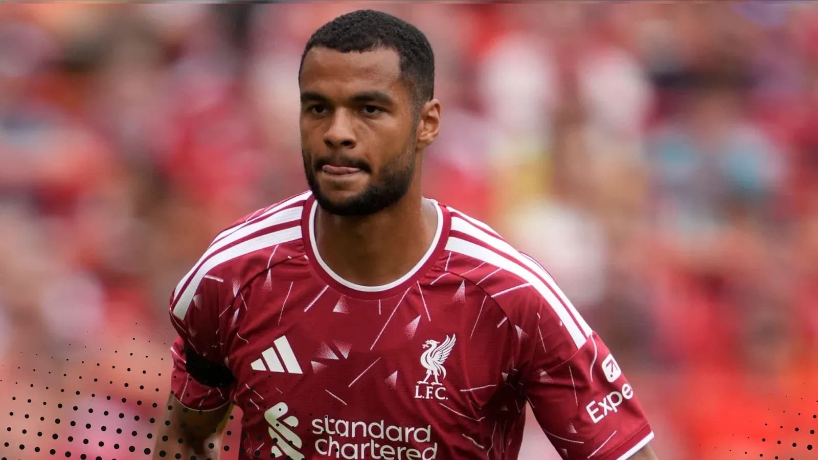 Jugador de Liverpool con camiseta roja en el campo Jugador de Liverpool con camiseta roja en el campo