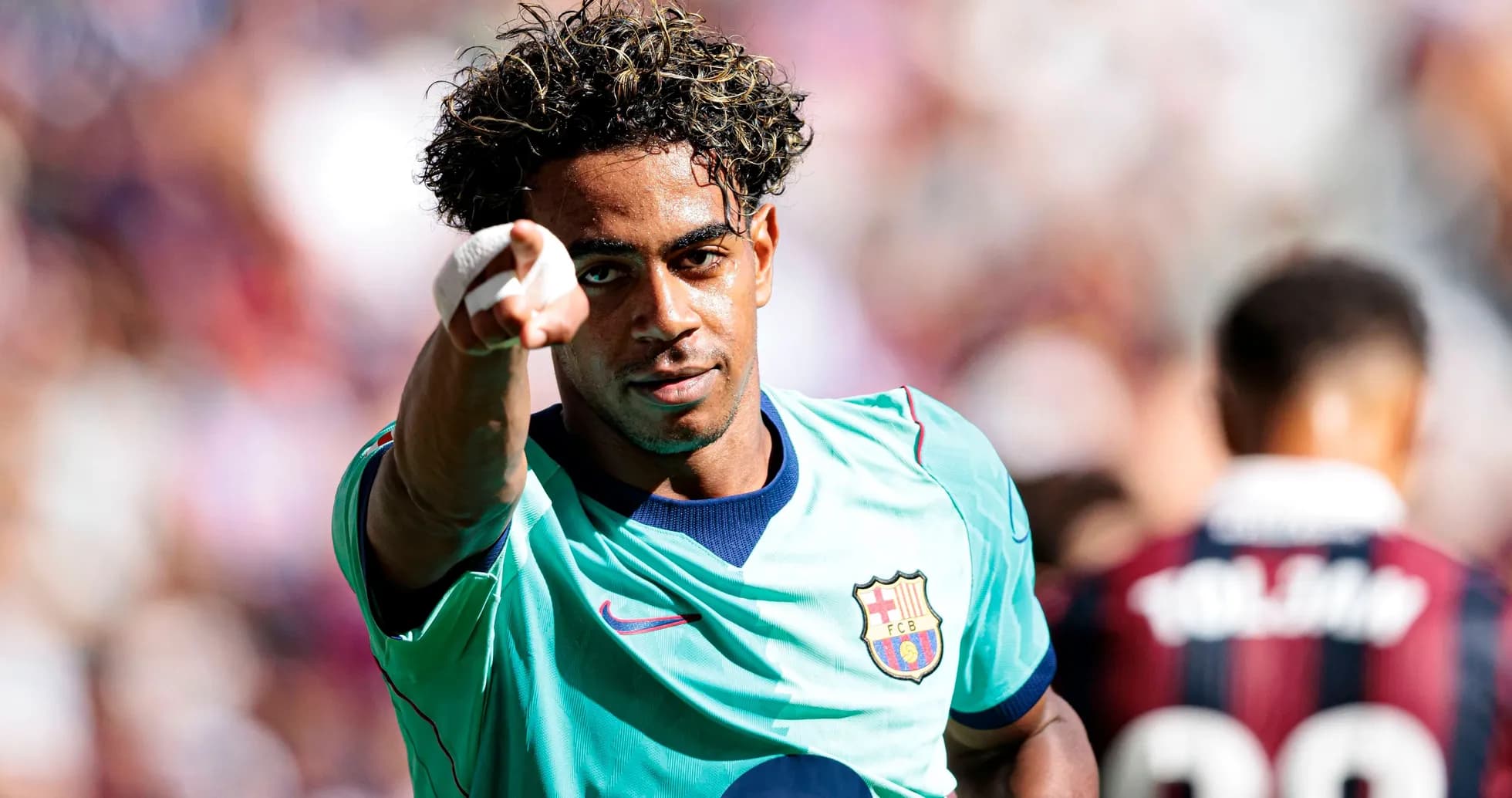 Jugador de Barcelona señalando durante el partido Jugador de Barcelona señalando durante el partido
