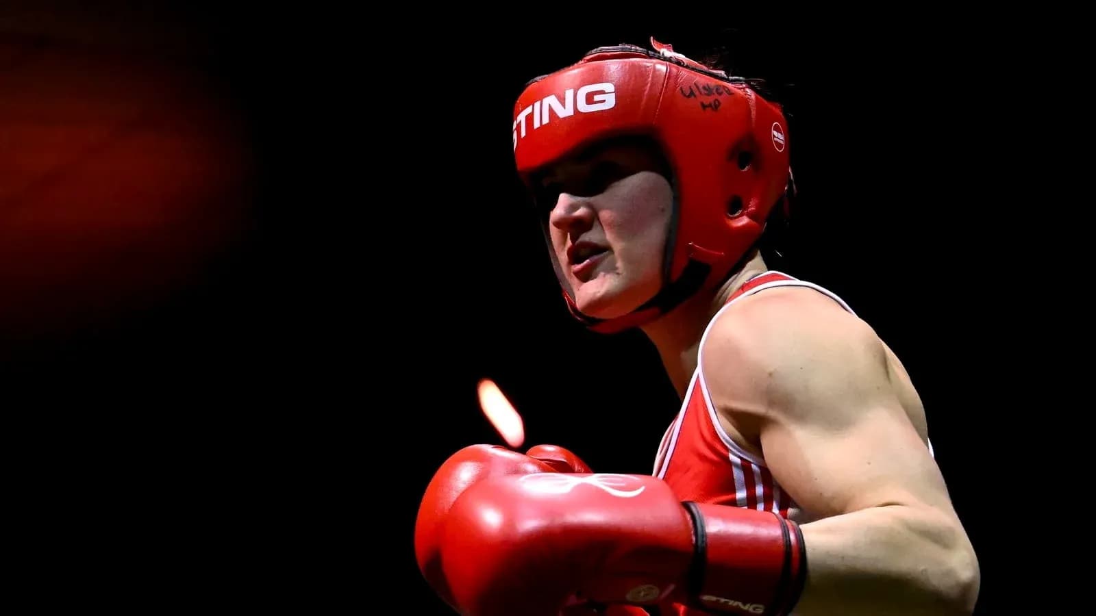 Boxeadora con guantes rojos en acción Boxeadora con guantes rojos en acción