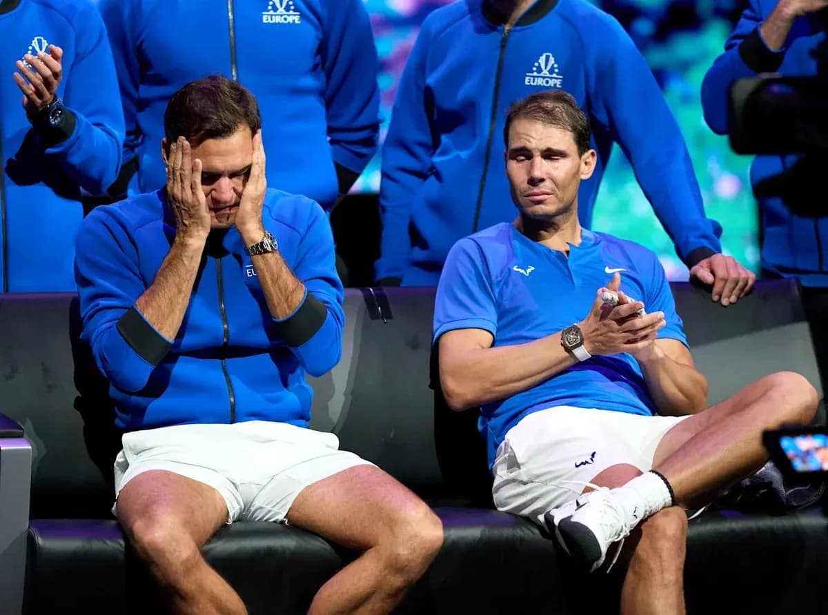 Roger Federer y Rafael Nadal sentados en el escenario Roger Federer y Rafael Nadal sentados en el escenario