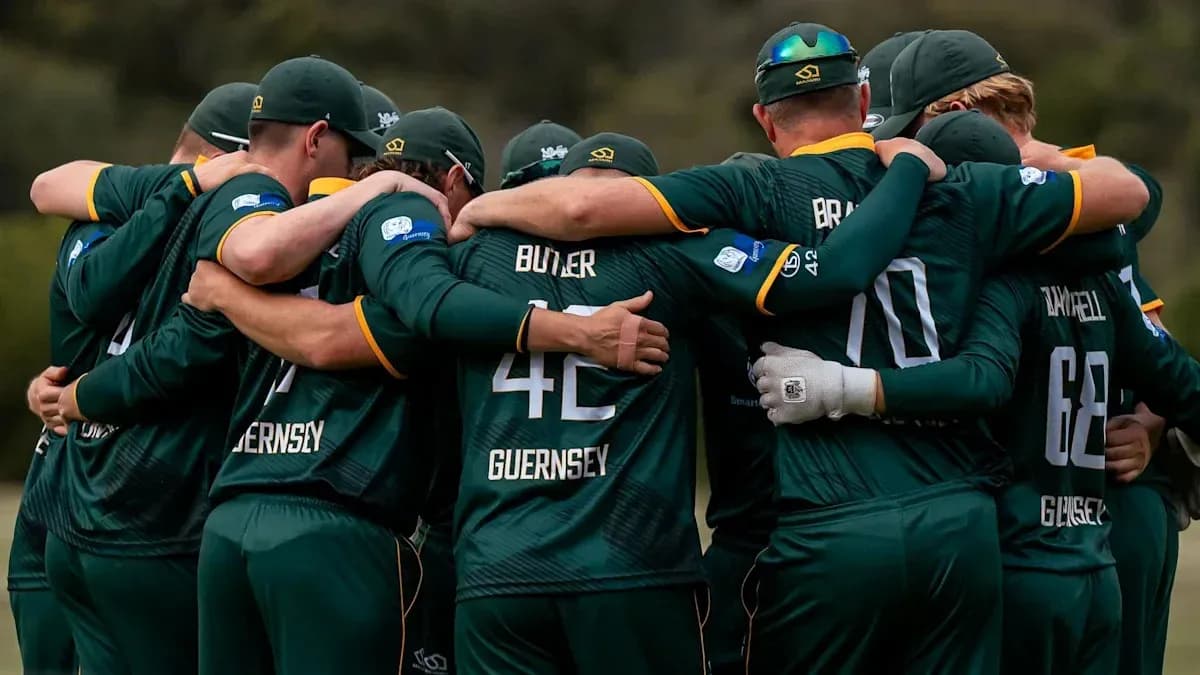 Equipo de cricket Guernsey en huddle antes del partido Equipo de cricket Guernsey en huddle antes del partido