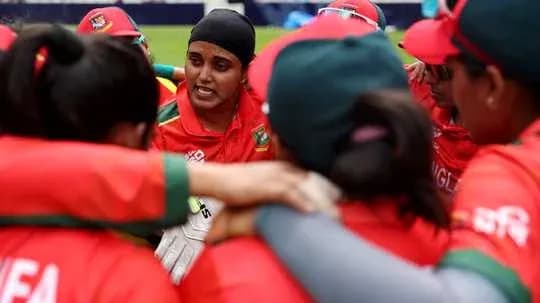 Jugadora de Bangladesh hablando con su equipo en círculo Jugadora de Bangladesh hablando con su equipo en círculo