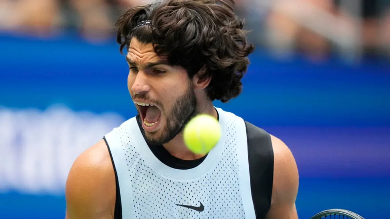 Jugador de tenis gritando mientras golpea la pelota Jugador de tenis gritando mientras golpea la pelota