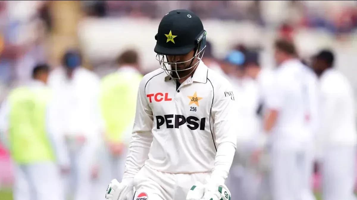 Jugador de cricket de Pakistán caminando con cabeza agachada Jugador de cricket de Pakistán caminando con cabeza agachada