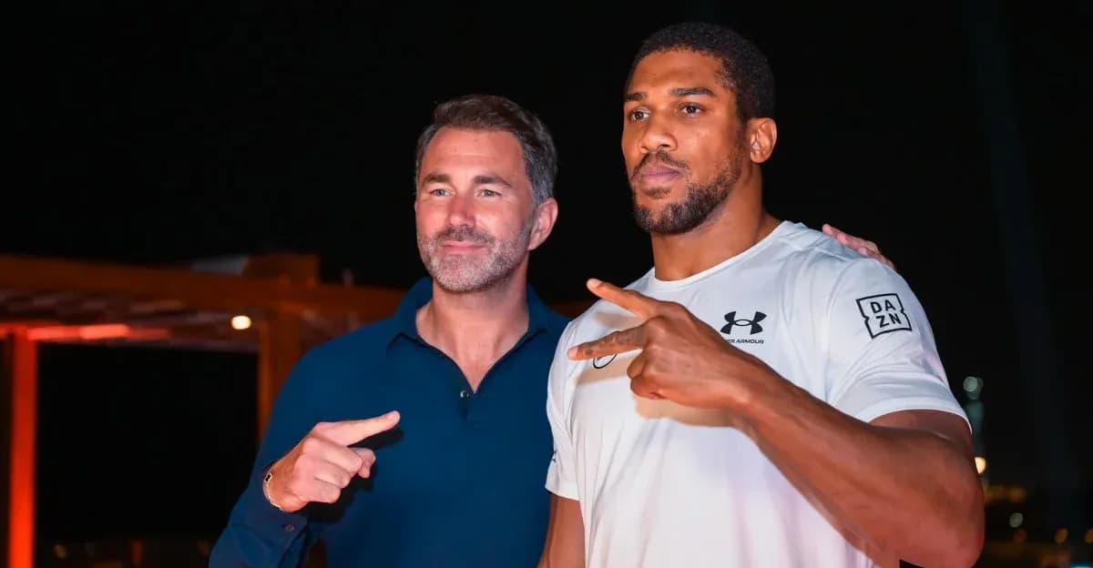 Eddie Hearn y Anthony Joshua posando juntos Eddie Hearn y Anthony Joshua posando juntos