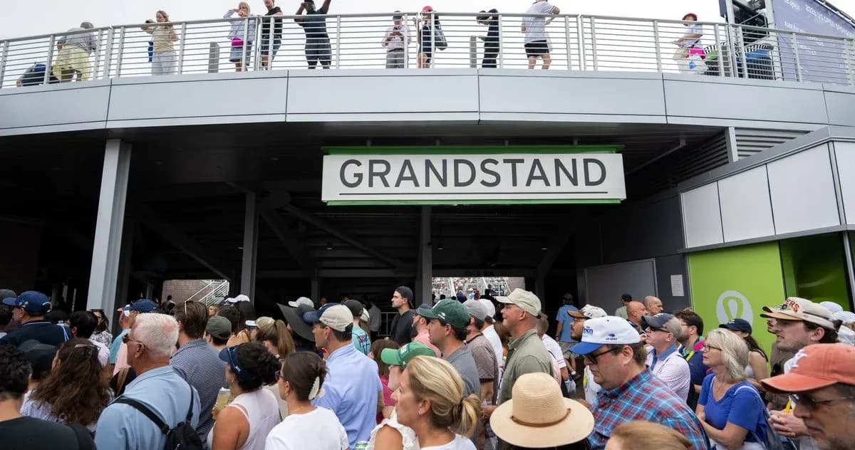Multitud esperando en la entrada del Grandstand Multitud esperando en la entrada del Grandstand