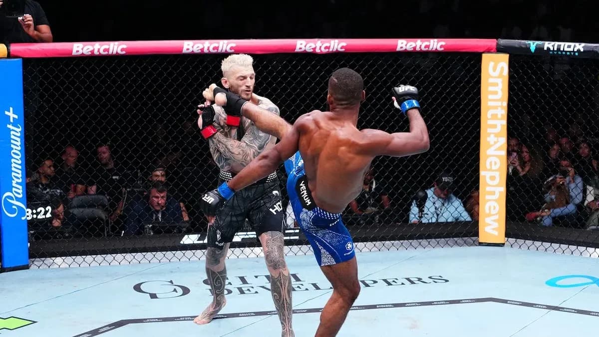 Luchador lanzando una patada en combate de MMA Luchador lanzando una patada en combate de MMA
